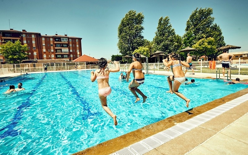 Temporada de piscinas municipales de verano en Rivas