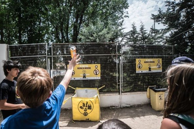 Actividad infantil de Cada Lata Cuenta en las fiestas de Rivas