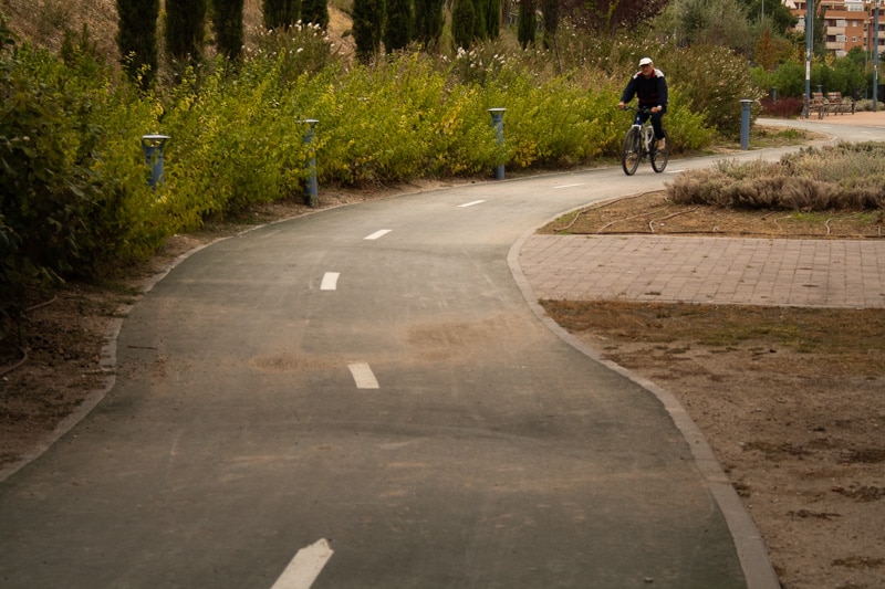 Carril bici en el parque Lineal de Rivas Vaciamadrid 