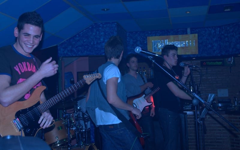 Dvicio, en sus inicios, en un concierto en la sala Lady Soul de Covibar