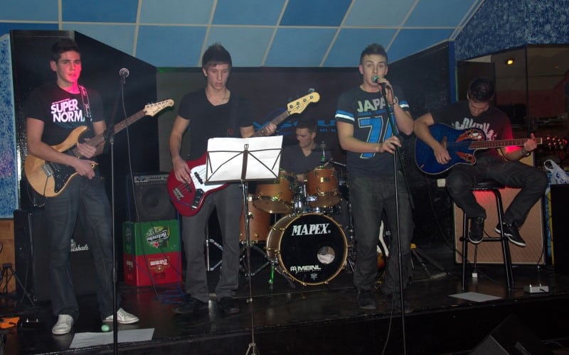 Dvicio (antes Tiempo Límite), tocando en 199 en la Sala Lady Soul de Covibar