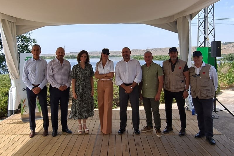 Isabel Díaz Ayuso, Alicia Alcocer Koplowitz, Pedro López Nieva y Manuel Pérez, junto a otros responsables de Cementos Portland en El Porcal