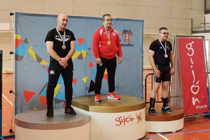 Carlos Aranda, en el centro de la foto, con su medalla de oro de campeón de España