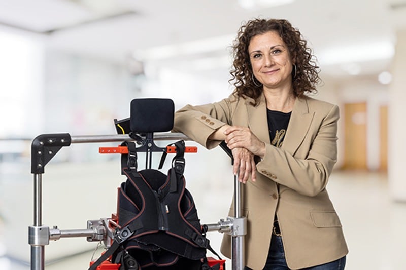 Elena García Armada, en la sede de Marsi-Bionics, con el exoesqueleto pediátrico