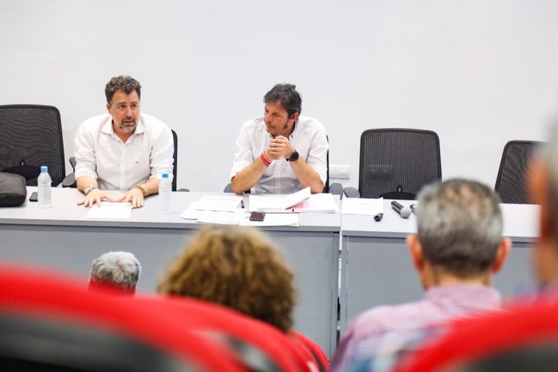 Pedro del Cura, alcalde de Rivas, y José Manuel Castro, coordinador del Área de Economía y Organización, durante la jornada sobre cambio de modelo energético
