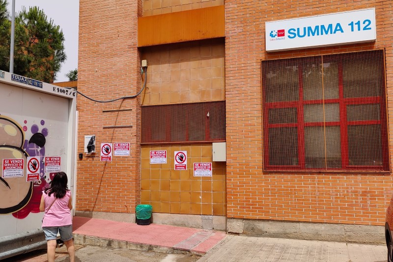 Carteles exigiendo la reapertura de las urgencias junto al Centro de Salud La Paz, en Covibar