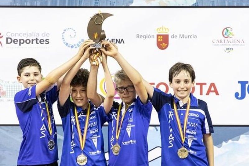 El Club Deportivo Tenis de Mesa Rivas, con el trofeo de campeón de España