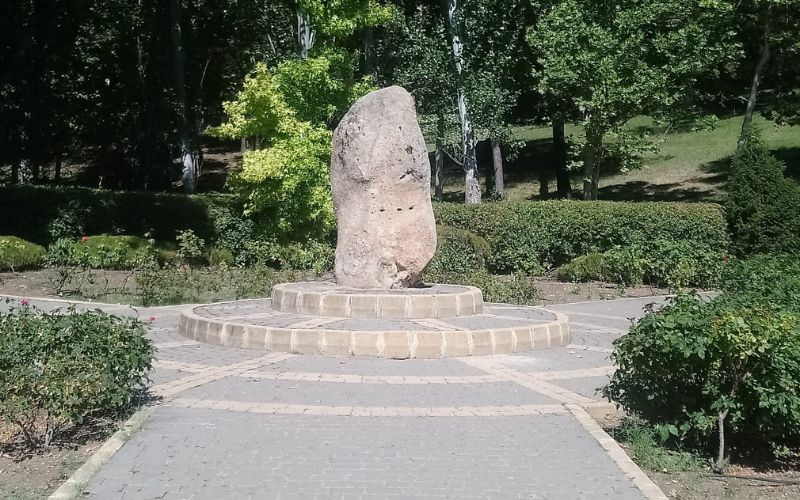 Menhir de las mujeres del parque de Asturias, en Rivas Vaciamadrid (fuente: Diario de Rivas)
