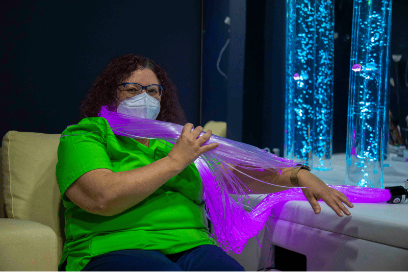 Una mujer experimenta con los sentidos en la sala multisensorial del centro de día Concepción Arenal 