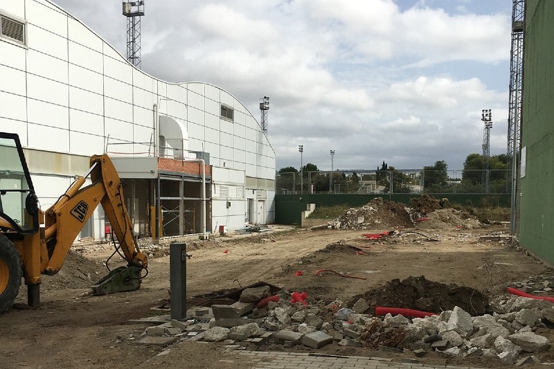 Varios contratiempos obligan a parar y replantear las obras del nuevo edificio del polideportivo Cerro del Telégrafo en Rivas