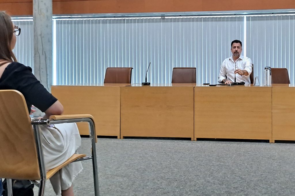 Pedro del Cura, en la rueda de prensa en la que anuncia su dimisión. A la izquierda, Aída Castillejo