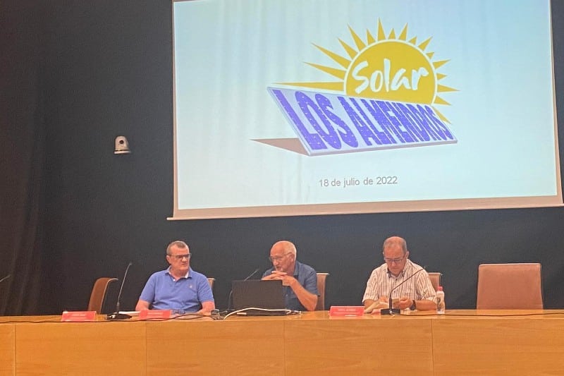 El portavoz de la asociación vecinal Los Almendros exponiendo su proyecto de comunidad energética (foto: Diario de Rivas)