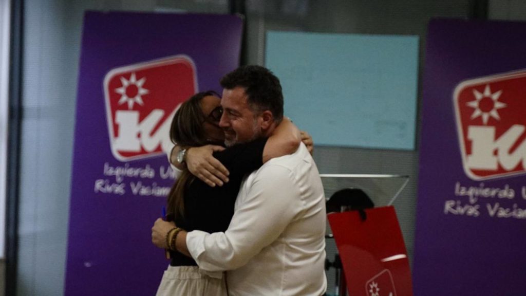 Aída Castillejo abraza a Pedro del Cura, en la asamblea de IU Rivas de este lunes