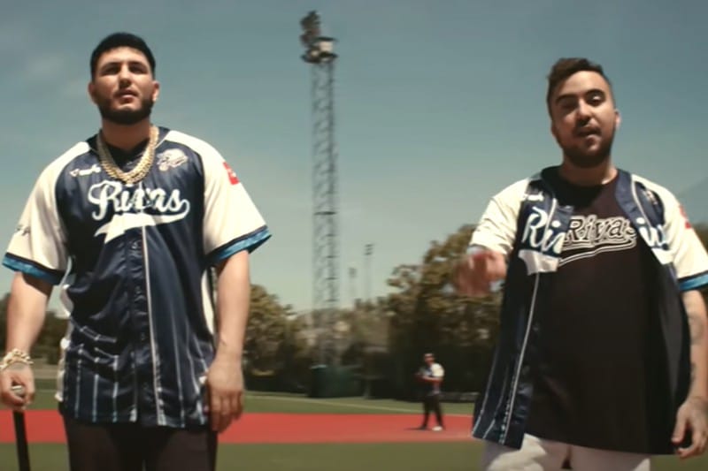 Omar Montes y Beret, con la camiseta de CBS Rivas en el videoclip ‘Tú y yo’