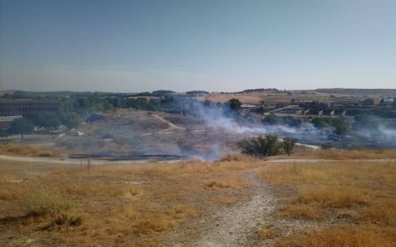 Incendio en zona de pasto tras el CEIP El Parque (Fuente: Diario de Rivas)