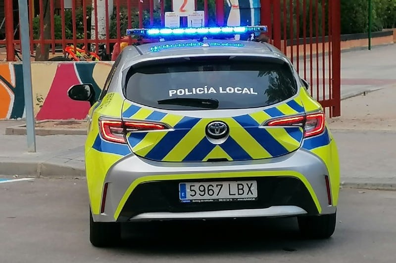 Dos agentes de la Policía Local de Rivas salvan la vida a un hombre con la ayuda del desfibrilador automático del vehículo policial