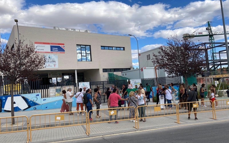 Visita al CEIPSO La Luna del Gobierno municipal, la FAPA Rivas y diputados de la Asamblea de Madrid, con motivo de los barracones en este centro educativo