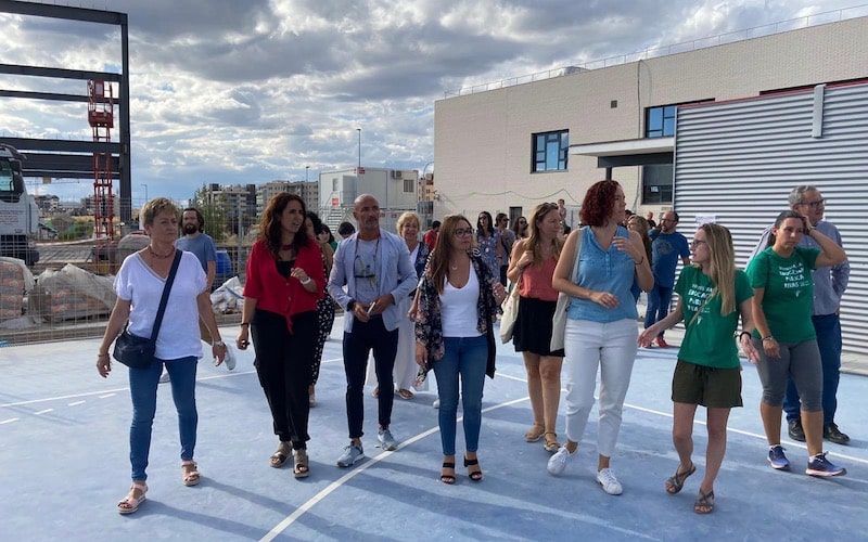 Visita al CEIPSO La Luna del Gobierno municipal, la FAPA Rivas y diputados de la Asamblea de Madrid, con motivo de los barracones en este centro educativo