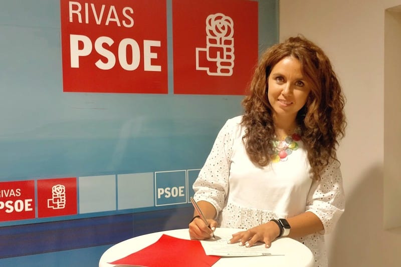 Mónica Carazo, firmando su precandidatura a las primarias del PSOE de Rivas