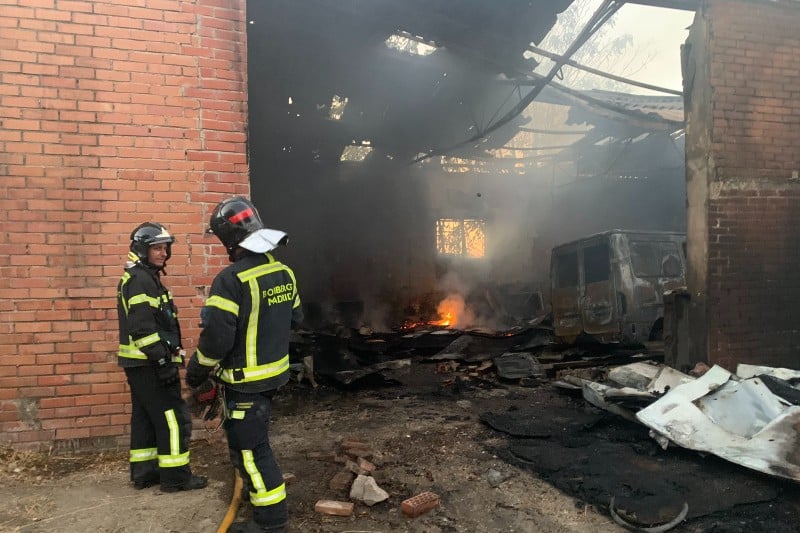 Dos vehículos calcinados en el incendio de una nave del sector 6 de la Cañada Real
