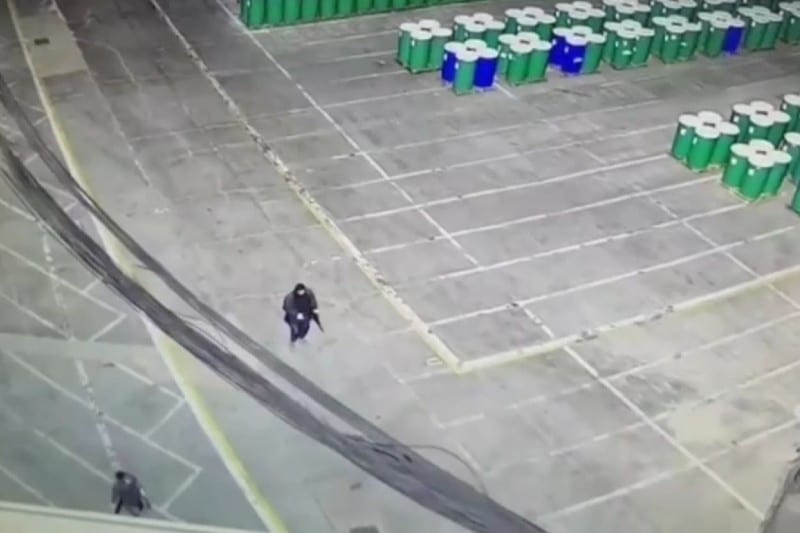 Imágenes captadas por la Guardia Civil de una entrega en la chatarrería ilegal de la Cañada Real