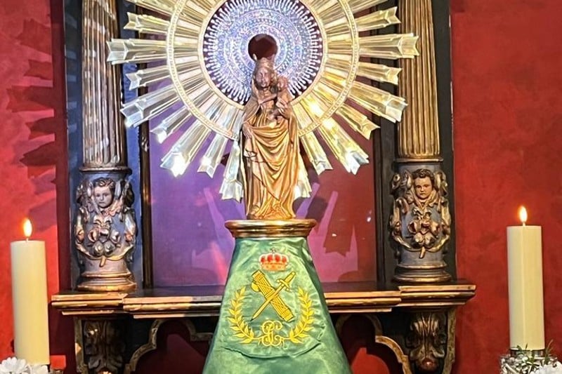 La parroquia de San Marcos de Rivas bendice su nuevo pilar, columna y mantos de la Virgen María