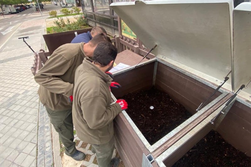 Los trabajadores de Aspadir, tomando la temperatura del compost 
