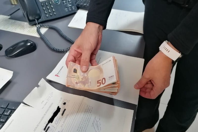 Momento de la entrega de los 1.000 euros por parte de la Policía Local