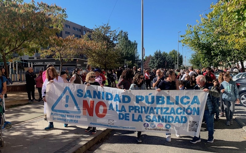 Concentración en defensa de la construcción del cuarto centro de salud del barrio de La La Luna, desde el bulevar hasta la calle Lolo Rico