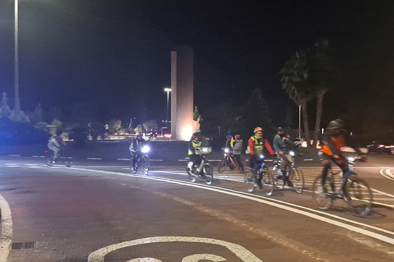 Varios ciclistas marchan desde el auditorio Miguel Ríos en apoyo a la nueva red de carriles bici 