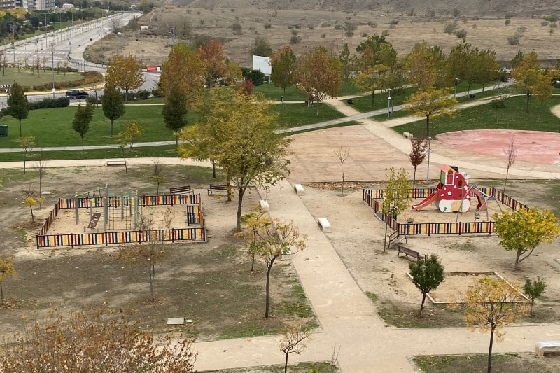 Vista elevada de las dos zonas infantiles de juegos del parque de la avenida Ocho de marzo