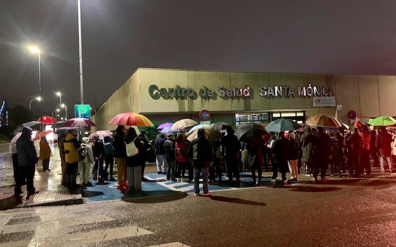 Un centenar de personas se concentran frente al Centro de Salud Santa Mónica de Rivas: «Estamos hartos de la situación»