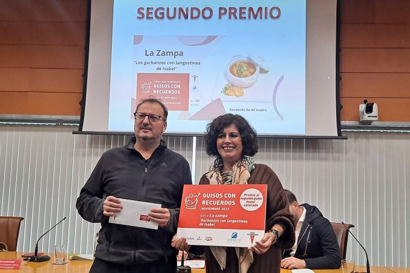 El propietario del restaurante La Zampa recoge el segundo premio de la ruta Guisos con recuerdos, que entregó la concejala de Desarrollo Económico, Elena Muñoz