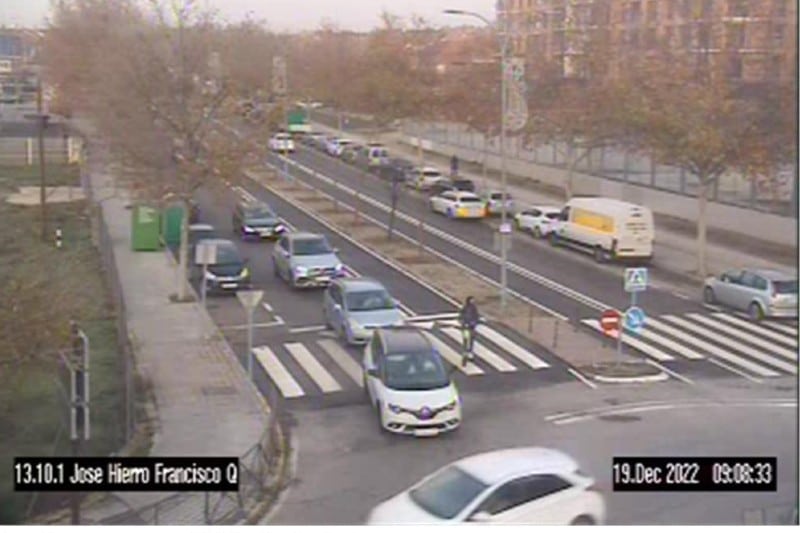 Rotonda junto al CEIP José Hierro, todavía sin la nueva señalización, en la hora de acceso al centro (fuente: Ayuntamiento de Rivas).