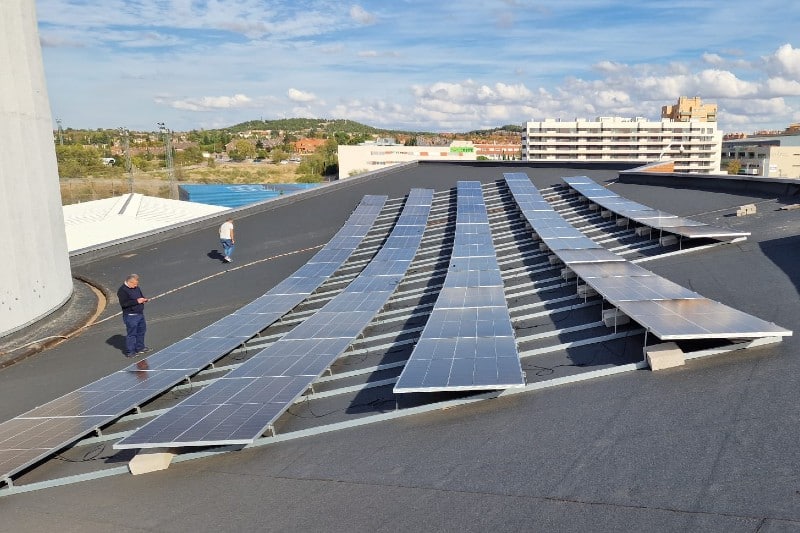 Paneles solares fotovoltaicos en una instalación municipal
