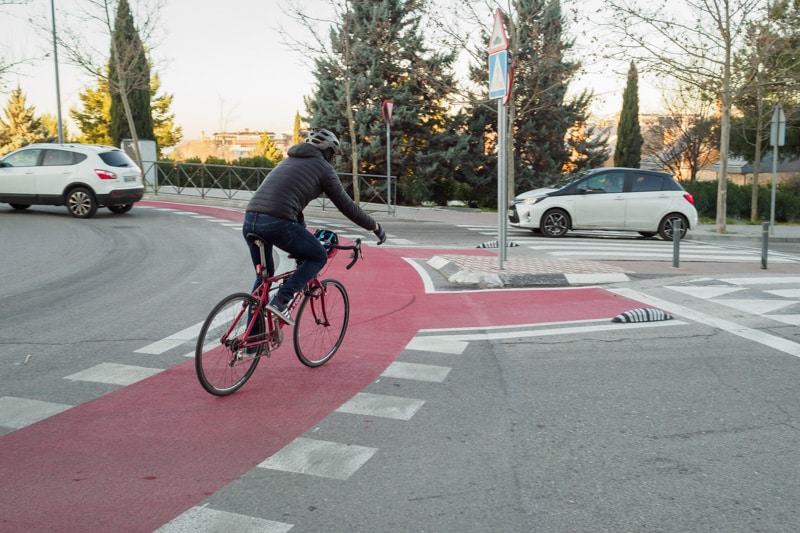 Ciclista circulando en rotonda. ©Fernando Galán