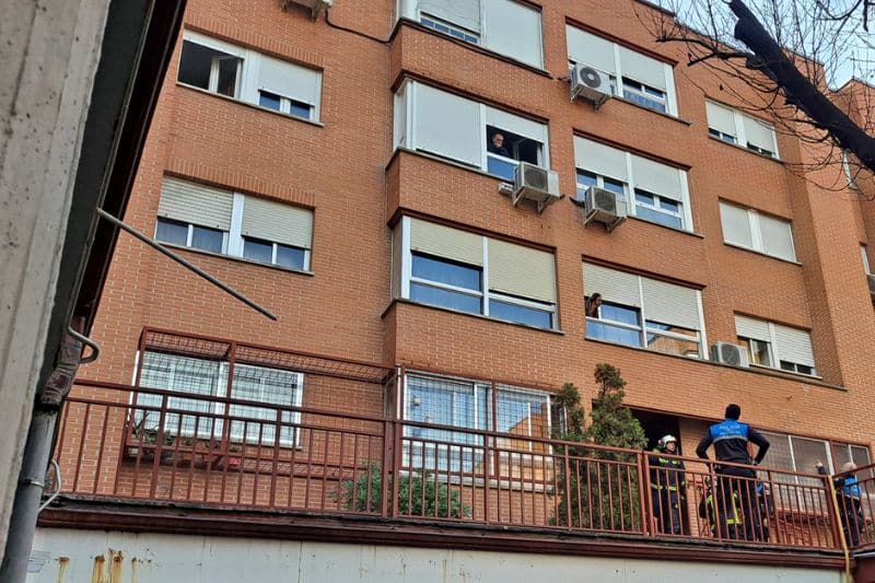 Bomberos y Policía Local intervienen en el incendio de la plaza de Pablo Picasso