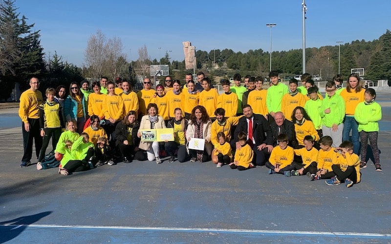 Entrega de los fondos recaudados con el calendario solidario del Club Atletismo Zancadas de Rivas a la Asociación Española ELA, este sábado
