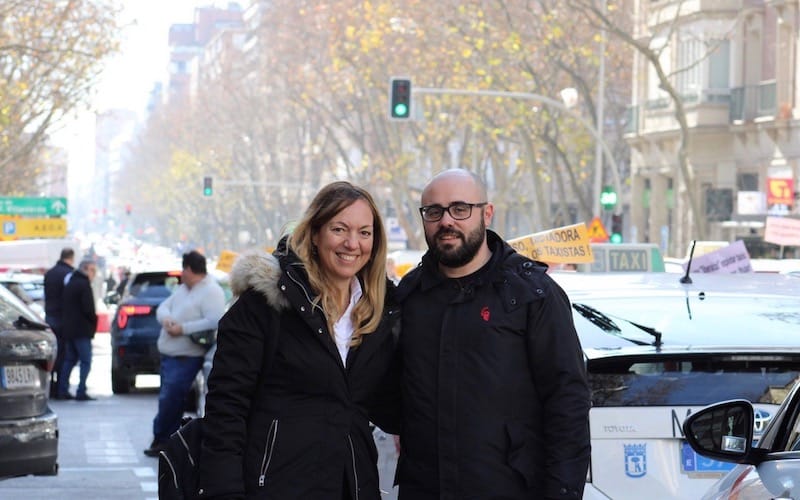 Vanessa Millán, portavoz de Podemos en el Ayuntamiento de Rivas y concejala de Transición Ecológica; y Carlos Rodríguez Expósito, vicepresidente de Taxi Project