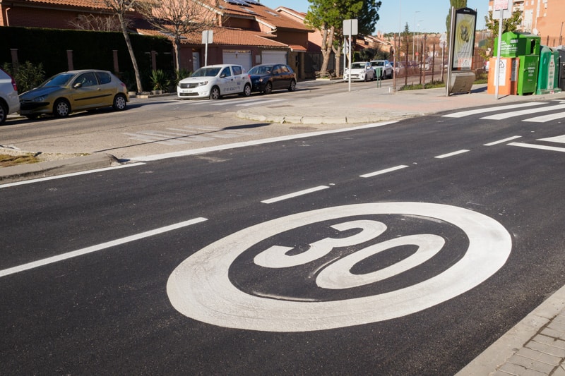 Señalización horizontal; límite de velocidad a 30 km/h