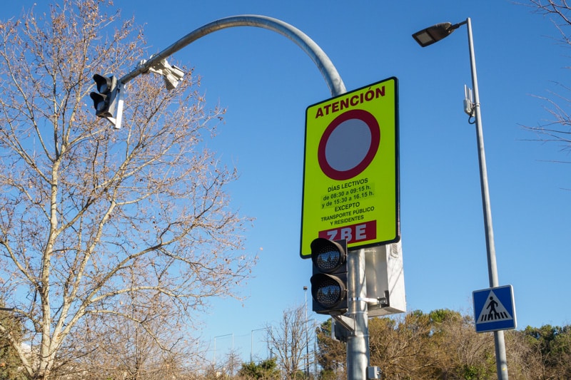 Los semáforos de las ZBE de Rivas empiezan a multar: todo lo que debes saber