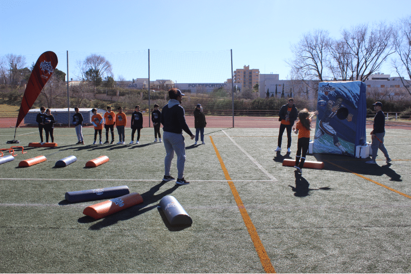 Alumnos del CEIP Mario Benedetti, practicando fútbol americano