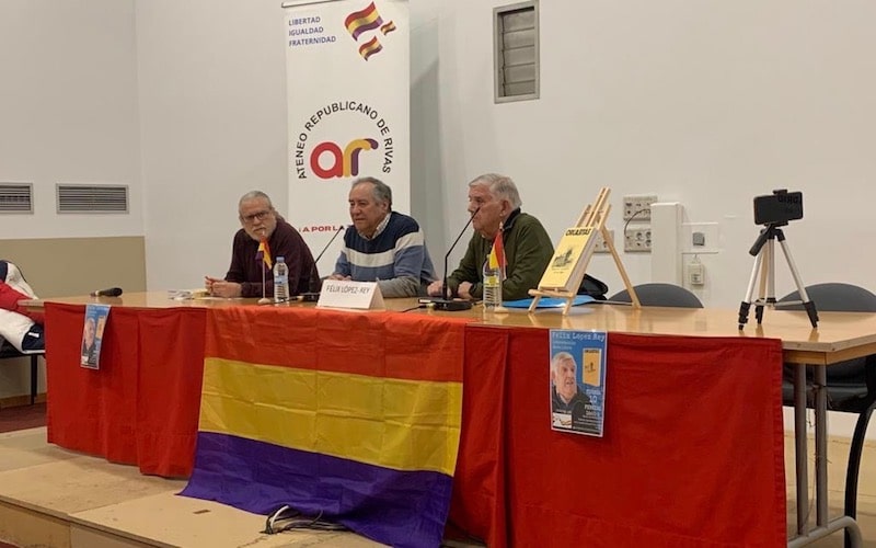 Félix López Rey, junto con Luis Palmero de Radio Cigüeña y uno de los integrantes del Ateneo Republicano de Rivas, durante la presentación del libro este viernes