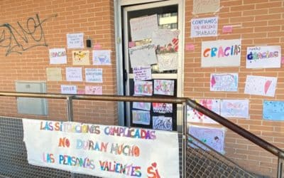 La AFA de la CEM Hipatia organiza una pegada de carteles sorpresa en agradecimiento al personal del colegio ripense