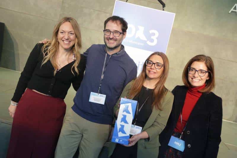 Representantes del Ayuntamiento de Rivas, con las tres pajaritas azules.