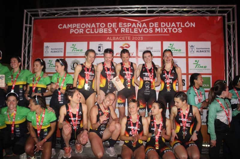 El equipo femenino de Diablillos de Rivas campeón de España de duatlón, en el centro de la imagen