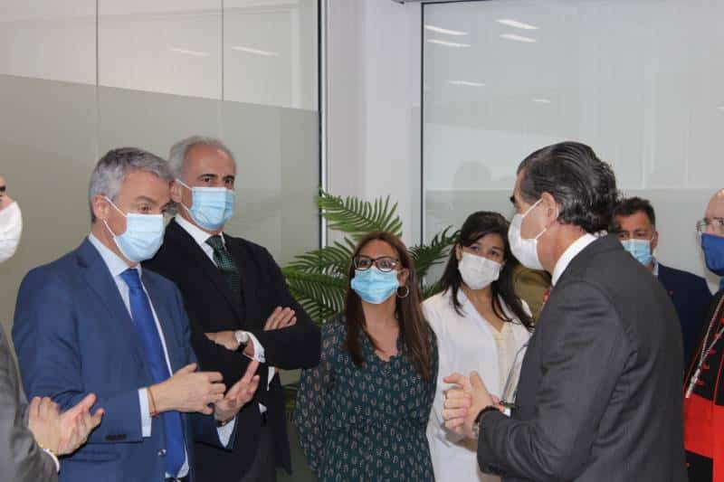 Enrique Ruiz Escudero y Aída Castillejo, a su lado, durante la visita oficial al hospital HM Rivas
