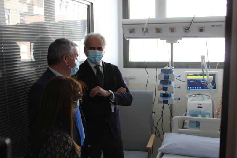Enrique Ruiz Escudero, de frente, y Aída Castillejo, de espaldas, visitando  la UCI del hospital HM Rivas