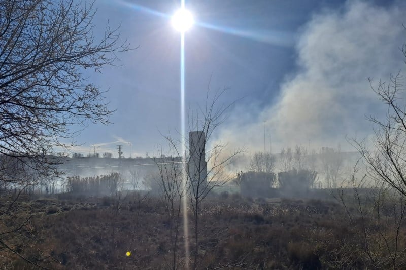 El incendio, junto a la A-3, ha provocado una gran nube de humo en Covibar