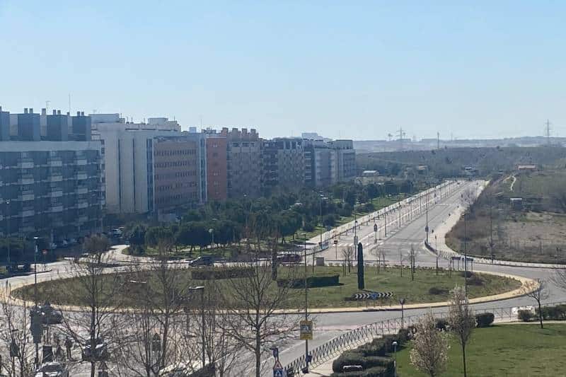 Imagen de la glorieta de la avenida de la Tierra con la avenida Ocho de Marzo. Al fondo, el tramo que pasará a ser bidireccional.